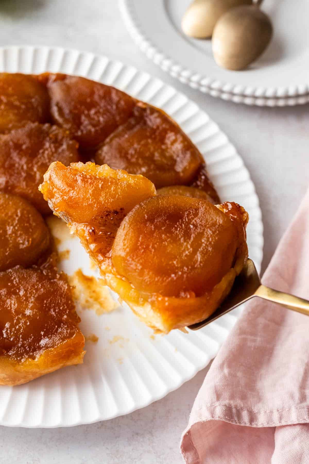 Slice of tart tatin on a cake server.